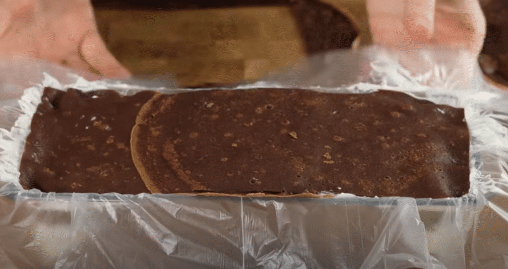 Clătită de ciocolată fără coacere cu mascarpone și dulceață de cireșe