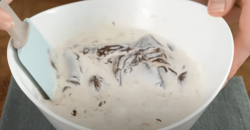 Clătită de ciocolată fără coacere cu mascarpone și dulceață de cireșe
