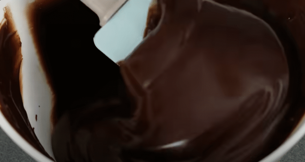 Clătită de ciocolată fără coacere cu mascarpone și dulceață de cireșe
