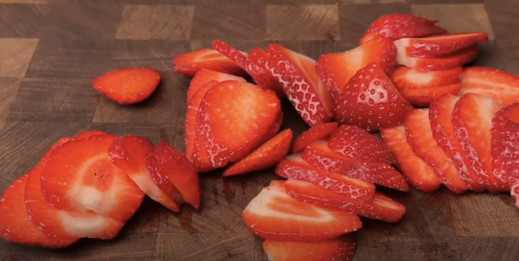 Křehké jahodové taštičky z listového těsta s Nutellou - ideální k teplému čaji!
