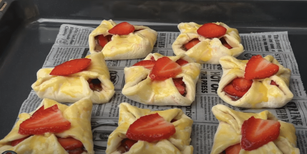 Křehké jahodové taštičky z listového těsta s Nutellou - ideální k teplému čaji!