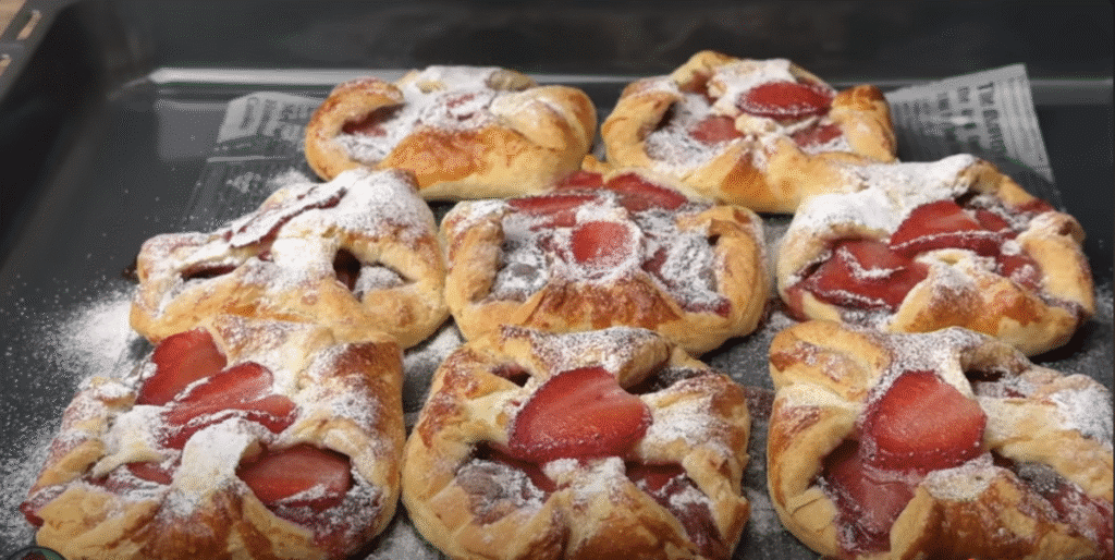 Křehké jahodové taštičky z listového těsta s Nutellou - ideální k teplému čaji!
