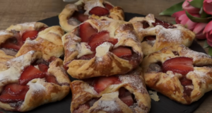 Křehké jahodové taštičky z listového těsta s Nutellou Křehké jahodové taštičky z listového těsta s Nutellou - ideální k teplému čaji!