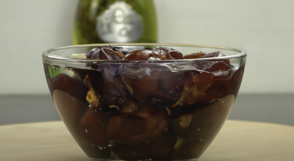 Datlové pralinky v sametové čokoládě s pistáciemi - pouze 3 ingredience!