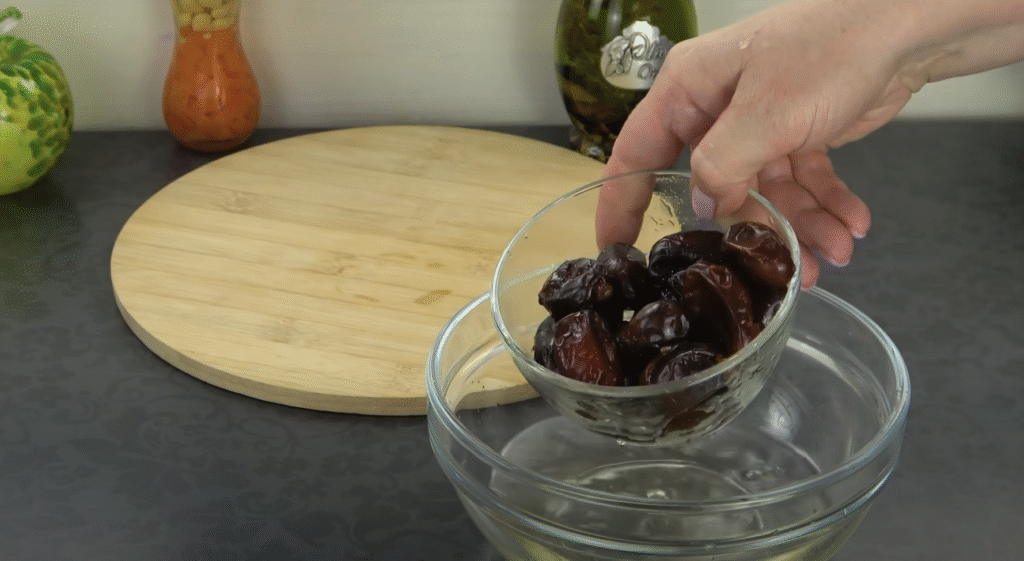 Datlové pralinky v sametové čokoládě s pistáciemi - pouze 3 ingredience!