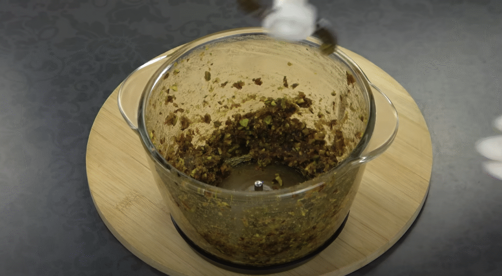 Datlové pralinky v sametové čokoládě s pistáciemi - pouze 3 ingredience!