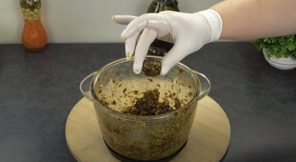 Datlové pralinky v sametové čokoládě s pistáciemi - pouze 3 ingredience!