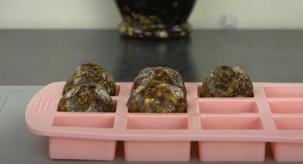 Datlové pralinky v sametové čokoládě s pistáciemi - pouze 3 ingredience!
