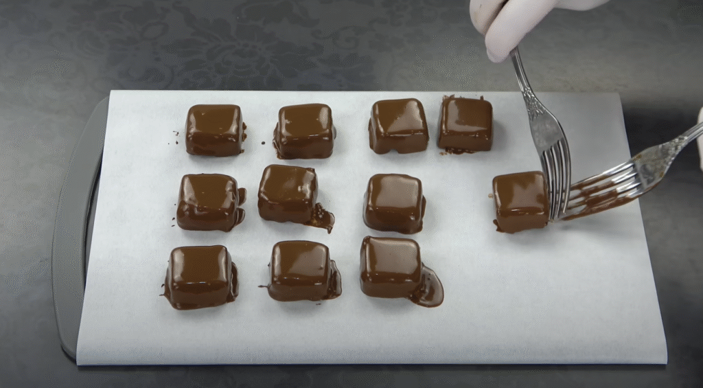 Datlové pralinky v sametové čokoládě s pistáciemi - pouze 3 ingredience!