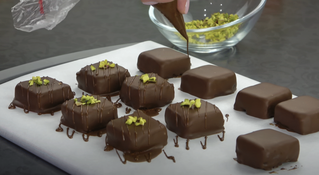 Datlové pralinky v sametové čokoládě s pistáciemi - pouze 3 ingredience!
