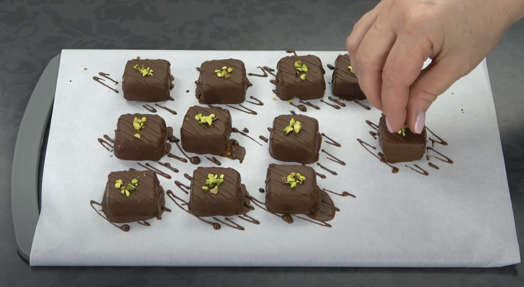 Datlové pralinky v sametové čokoládě s pistáciemi - pouze 3 ingredience!