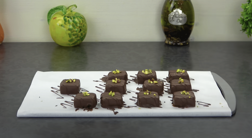 Datlové pralinky v sametové čokoládě s pistáciemi - pouze 3 ingredience!