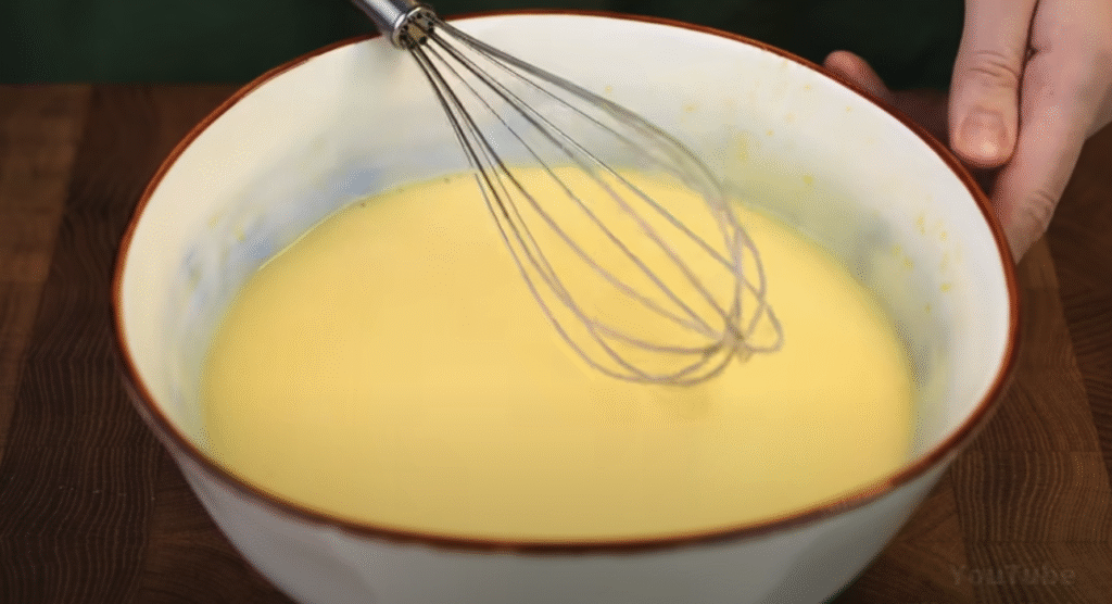 Jemné koláčky s krémem ze zakysané smetany a kondenzovaného mléka s čokoládovým přelivem