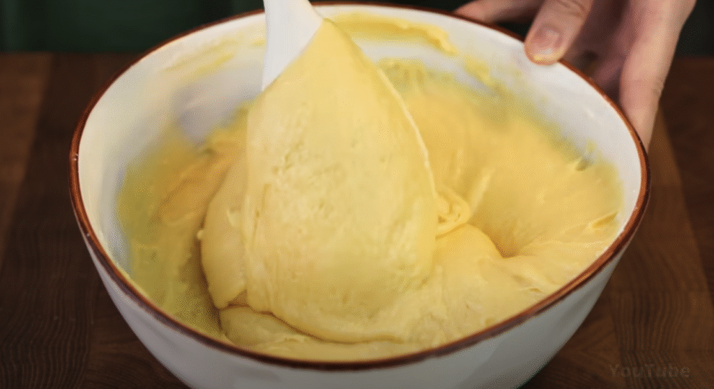 Jemné koláčky s krémem ze zakysané smetany a kondenzovaného mléka s čokoládovým přelivem