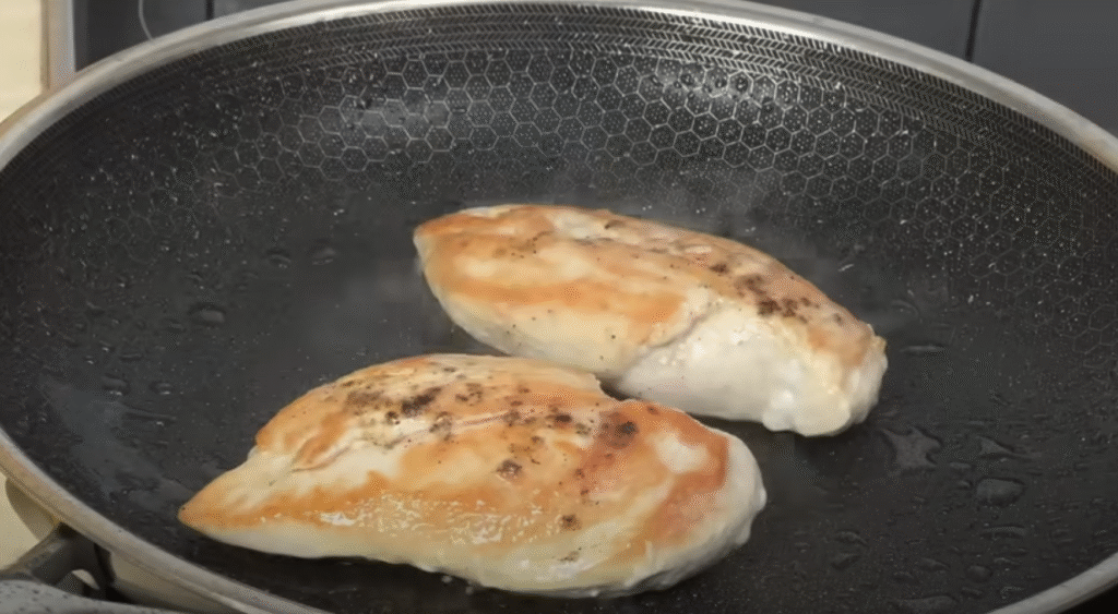 Křupavé tortillové rolky plněné kuřecím masem a sýrem