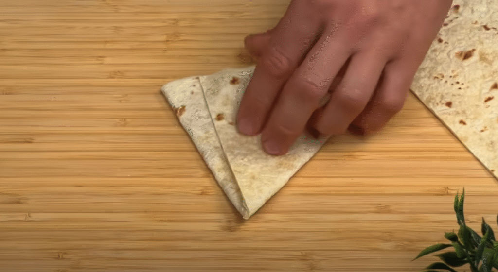 Křupavé tortillové rolky plněné kuřecím masem a sýrem