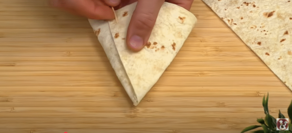 Křupavé tortillové rolky plněné kuřecím masem a sýrem