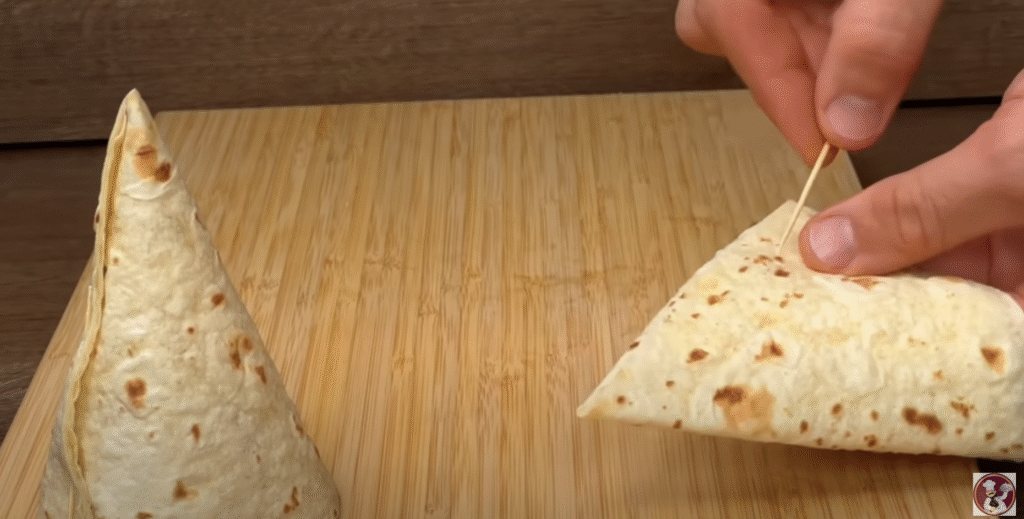 Křupavé tortillové rolky plněné kuřecím masem a sýrem