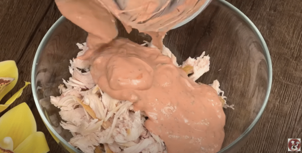 Křupavé tortillové rolky plněné kuřecím masem a sýrem