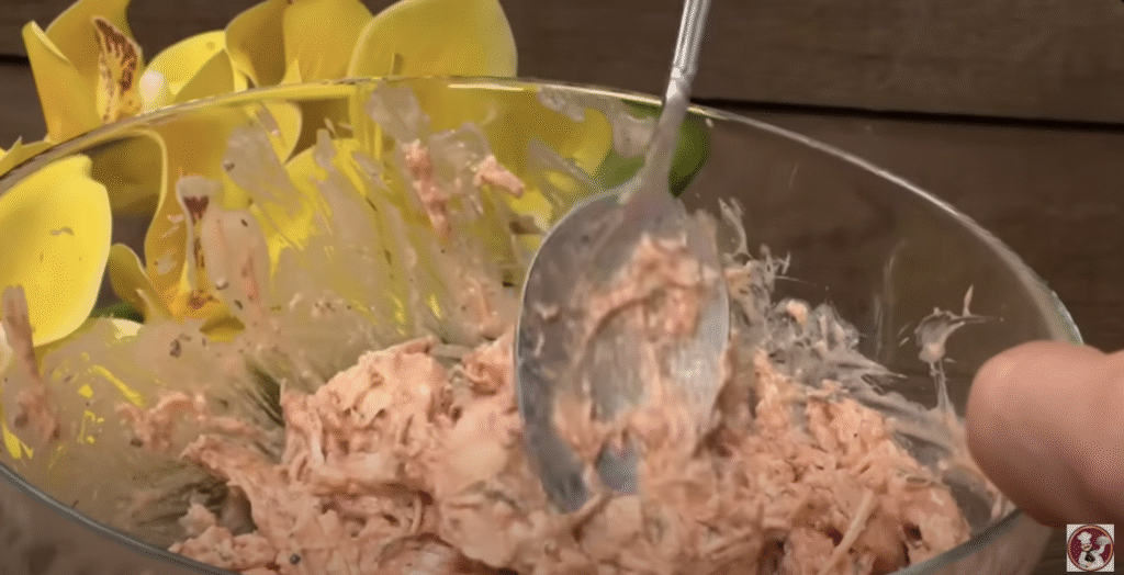 Křupavé tortillové rolky plněné kuřecím masem a sýrem