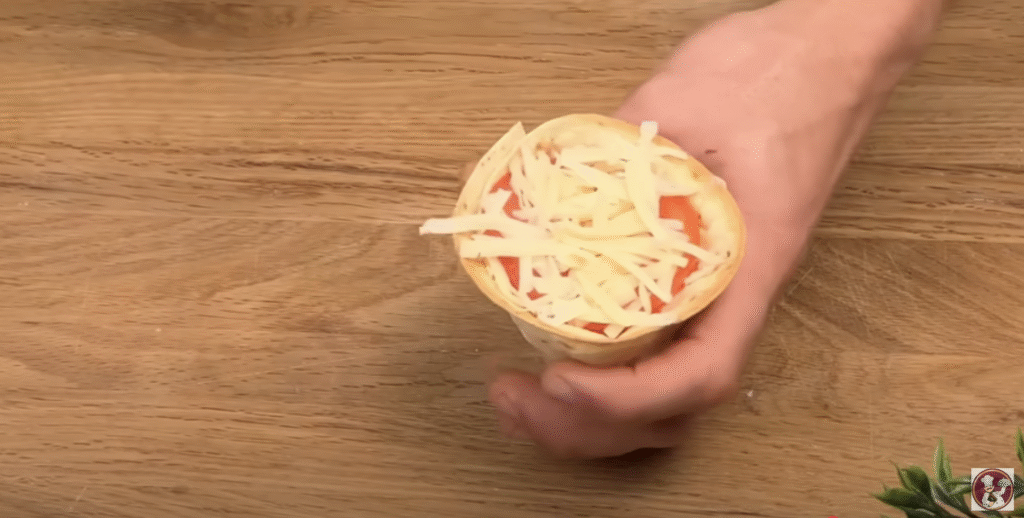 Křupavé tortillové rolky plněné kuřecím masem a sýrem