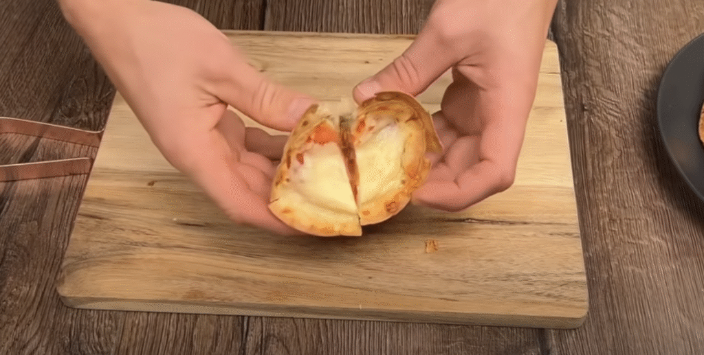 Křupavé tortillové rolky plněné kuřecím masem a sýrem