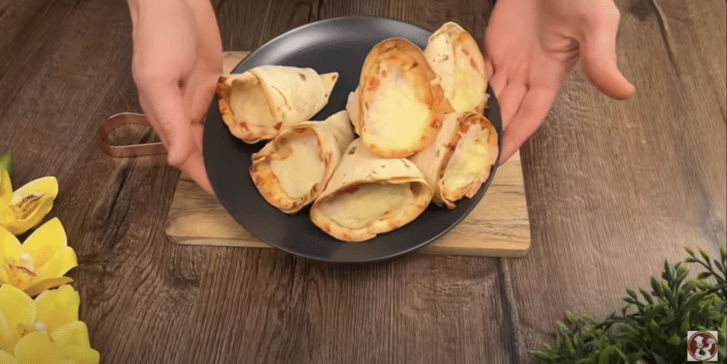 Křupavé tortillové rolky plněné kuřecím masem a sýrem