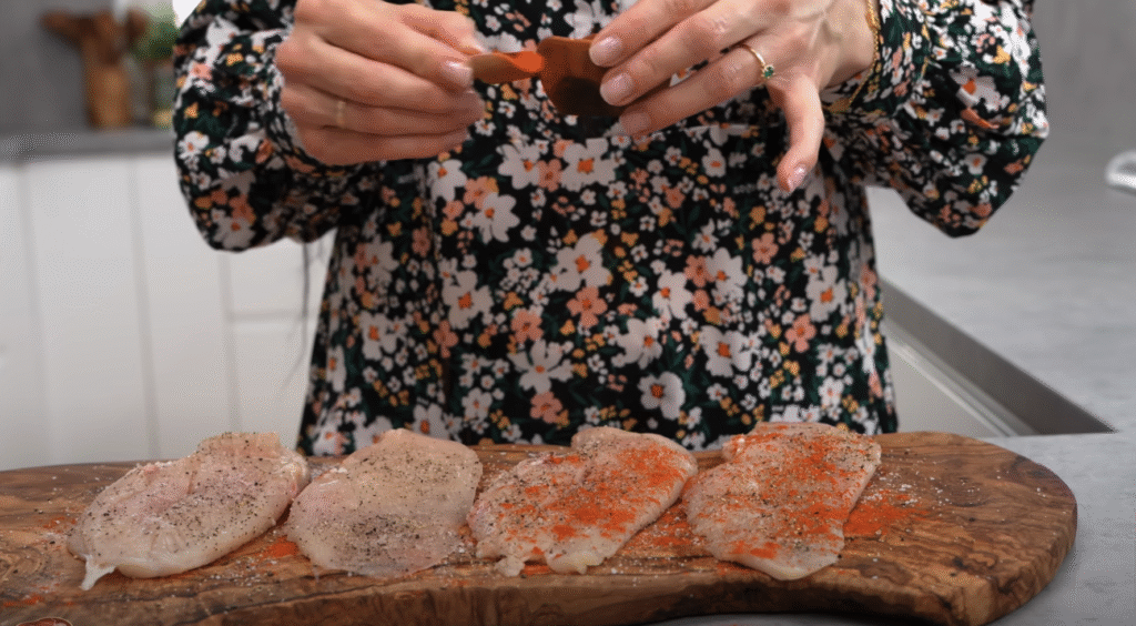 Kuřecí prsa v jemné česnekovo-parmazánové omáčce – lahodná krémová harmonie, která se doslova rozplývá na jazyku