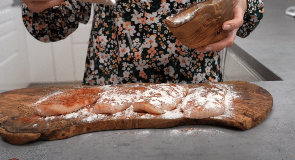 Kuřecí prsa v jemné česnekovo-parmazánové omáčce – lahodná krémová harmonie, která se doslova rozplývá na jazyku