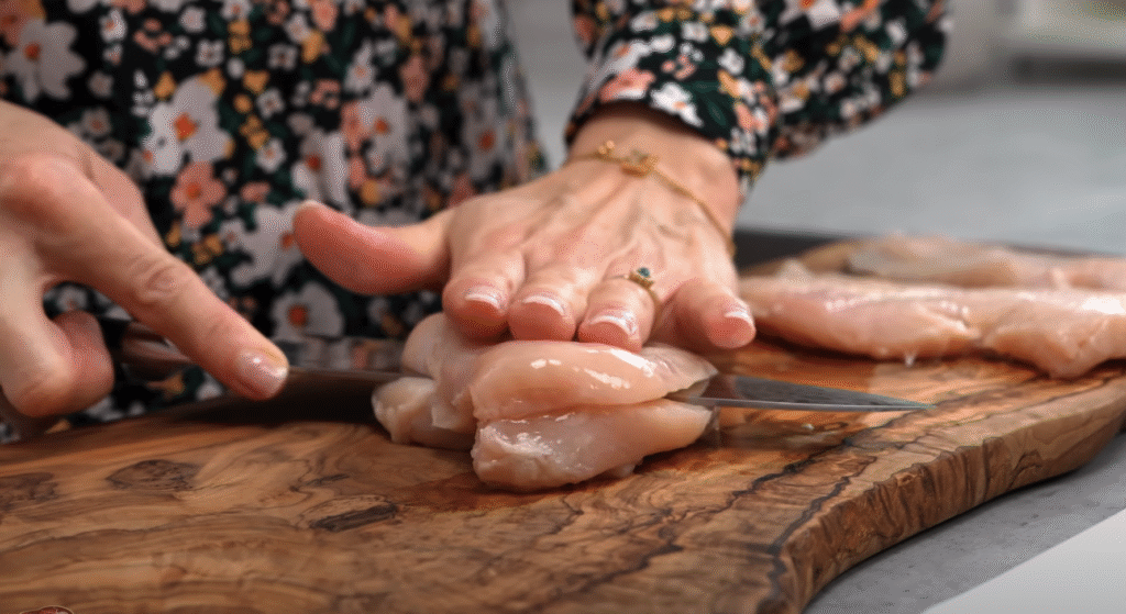 Kuřecí prsa v jemné česnekovo-parmazánové omáčce – lahodná krémová harmonie, která se doslova rozplývá na jazyku