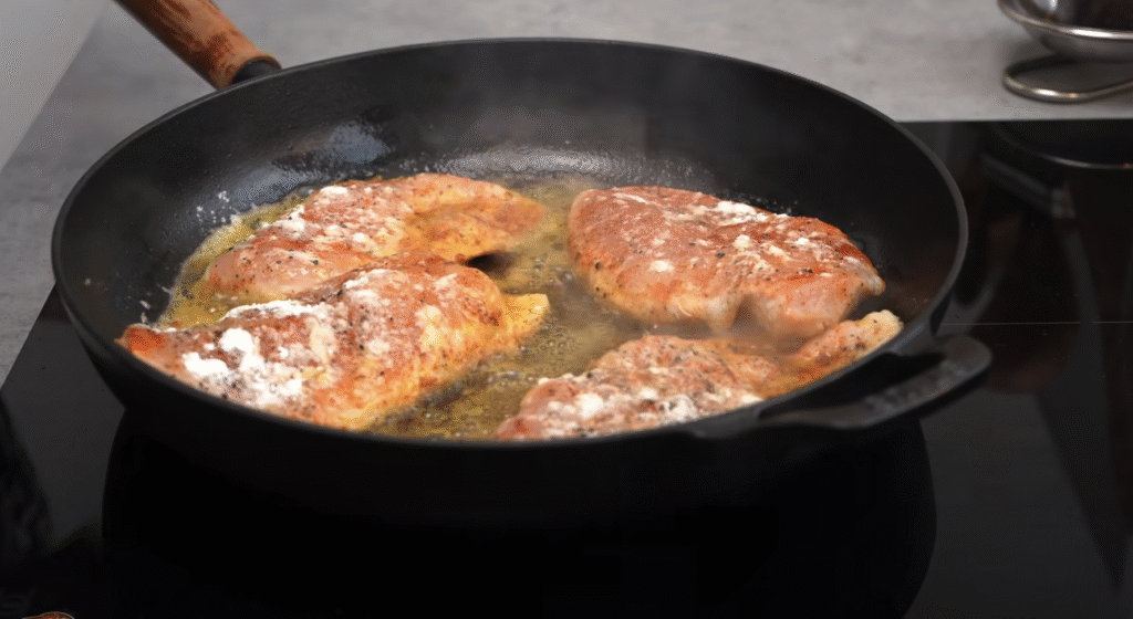 Kuřecí prsa v jemné česnekovo-parmazánové omáčce – lahodná krémová harmonie, která se doslova rozplývá na jazyku