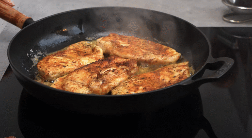 Kuřecí prsa v jemné česnekovo-parmazánové omáčce – lahodná krémová harmonie, která se doslova rozplývá na jazyku