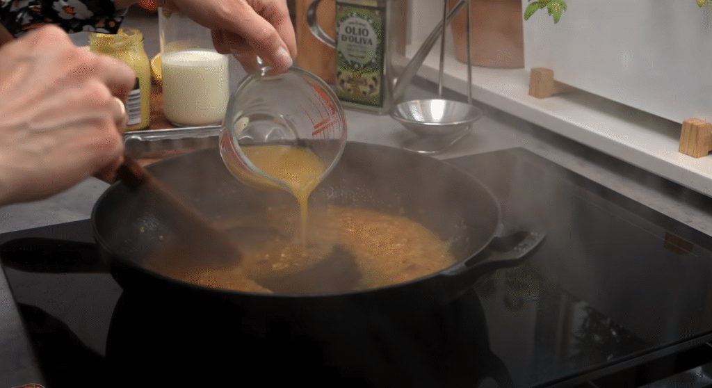 Kuřecí prsa v jemné česnekovo-parmazánové omáčce – lahodná krémová harmonie, která se doslova rozplývá na jazyku