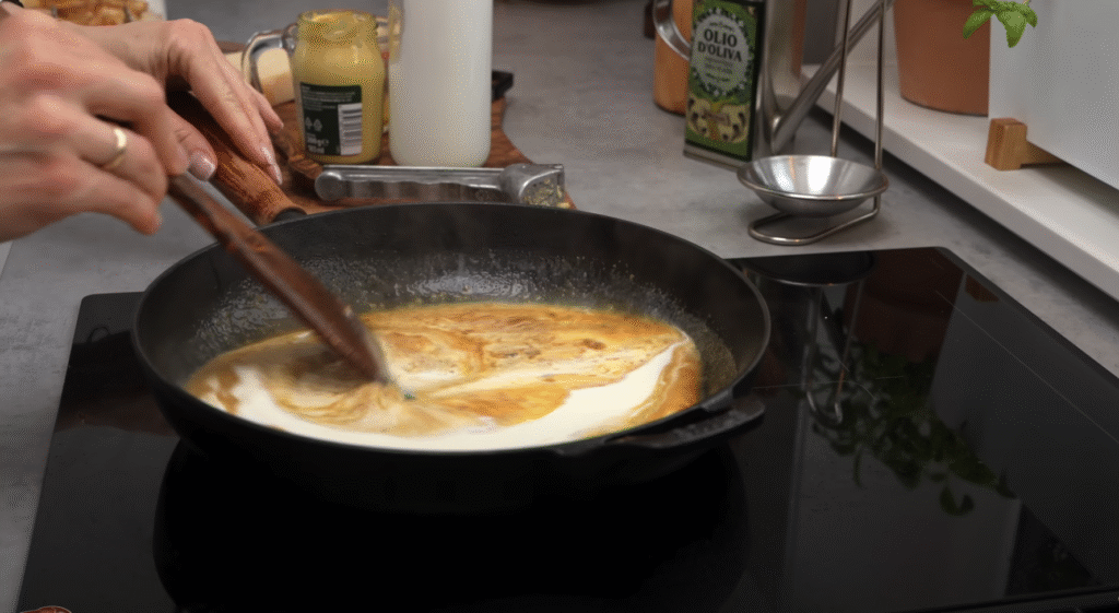 Kuřecí prsa v jemné česnekovo-parmazánové omáčce – lahodná krémová harmonie, která se doslova rozplývá na jazyku