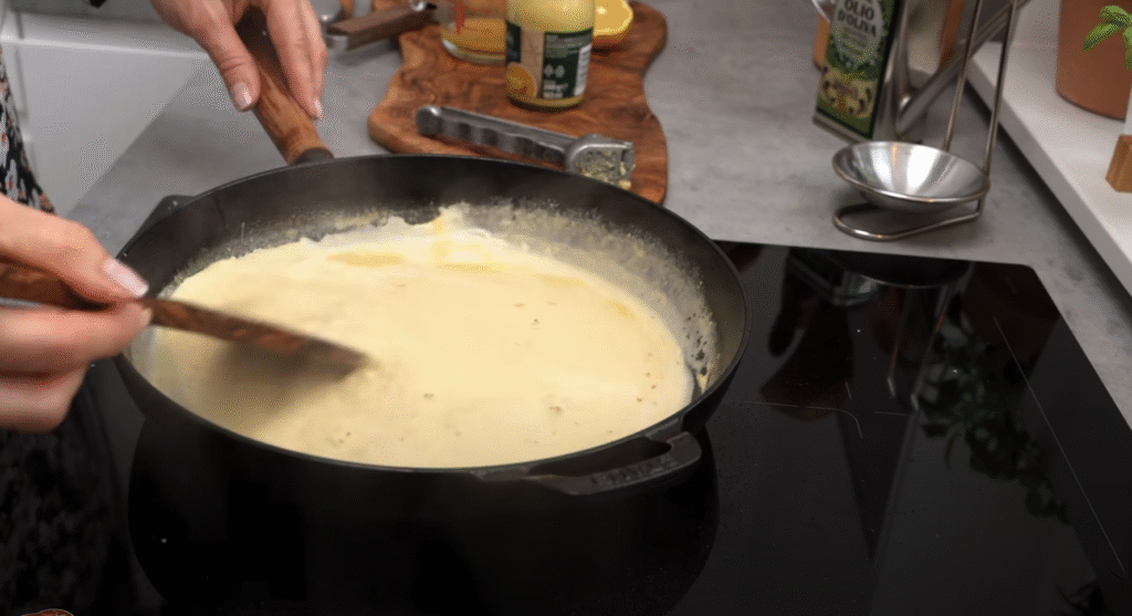 Kuřecí prsa v jemné česnekovo-parmazánové omáčce – lahodná krémová harmonie, která se doslova rozplývá na jazyku