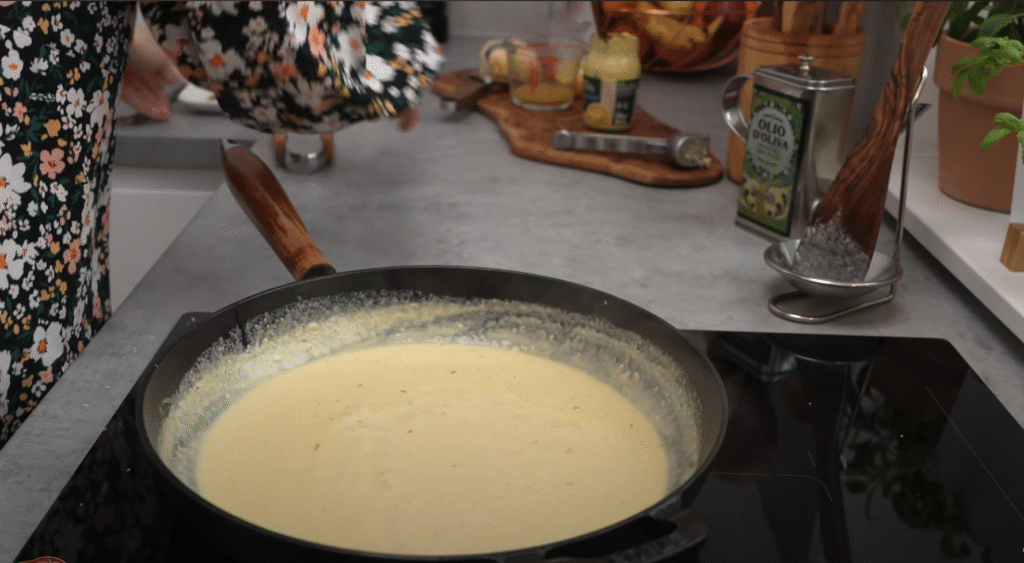 Kuřecí prsa v jemné česnekovo-parmazánové omáčce – lahodná krémová harmonie, která se doslova rozplývá na jazyku