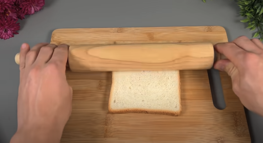 Elegantní toastové obálky s lehce soleným lososem, smetanovým sýrem a čerstvým koprem