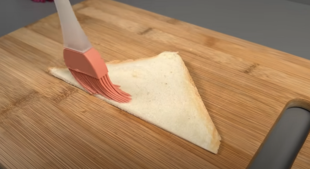 Elegantní toastové obálky s lehce soleným lososem, smetanovým sýrem a čerstvým koprem