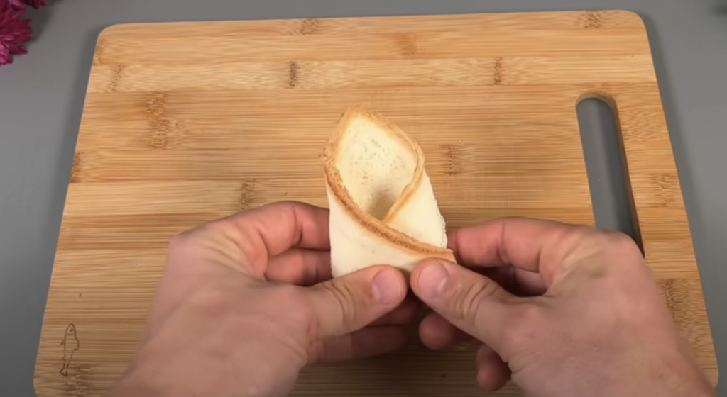 Elegantní toastové obálky s lehce soleným lososem, smetanovým sýrem a čerstvým koprem