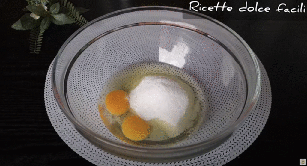 Lehoučký dort s hebkým Nutellovo-kávovým krémem a bohatou čokoládovou ozdobou