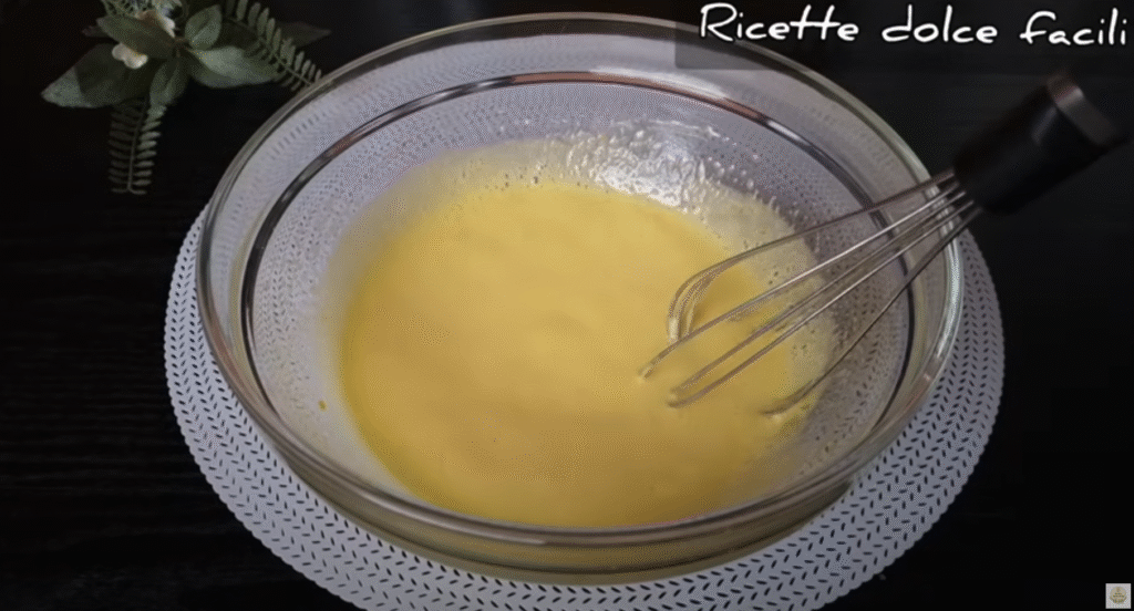 Lehoučký dort s hebkým Nutellovo-kávovým krémem a bohatou čokoládovou ozdobou