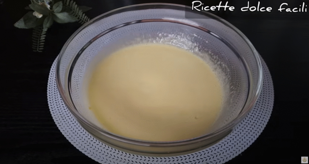 Lehoučký dort s hebkým Nutellovo-kávovým krémem a bohatou čokoládovou ozdobou