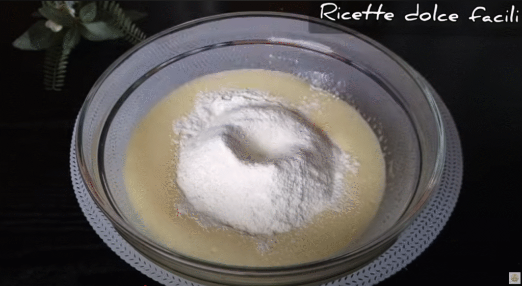 Lehoučký dort s hebkým Nutellovo-kávovým krémem a bohatou čokoládovou ozdobou