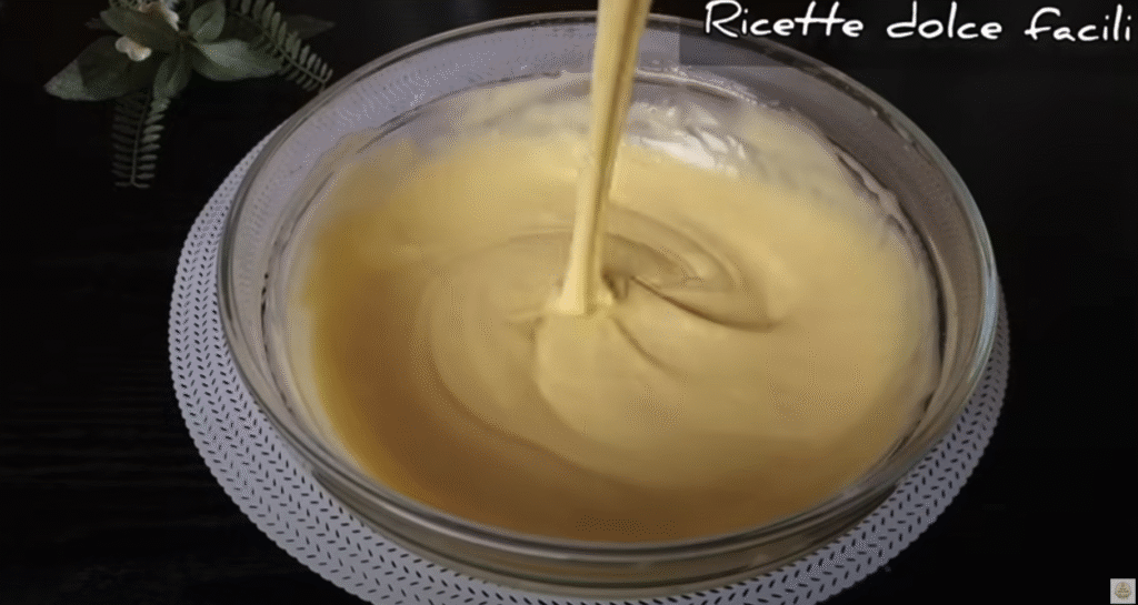 Lehoučký dort s hebkým Nutellovo-kávovým krémem a bohatou čokoládovou ozdobou