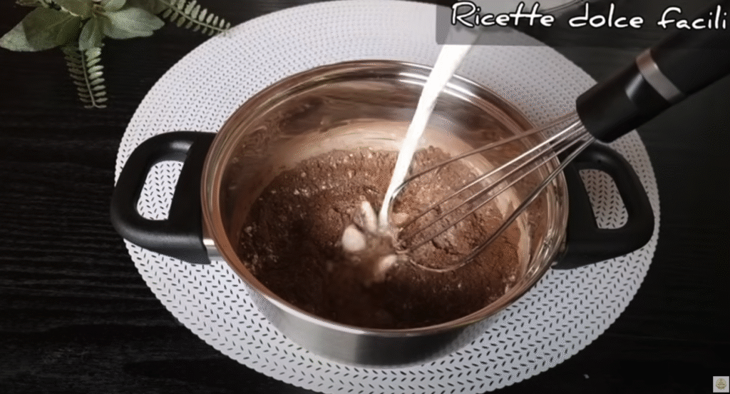 Lehoučký dort s hebkým Nutellovo-kávovým krémem a bohatou čokoládovou ozdobou