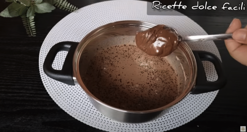 Lehoučký dort s hebkým Nutellovo-kávovým krémem a bohatou čokoládovou ozdobou