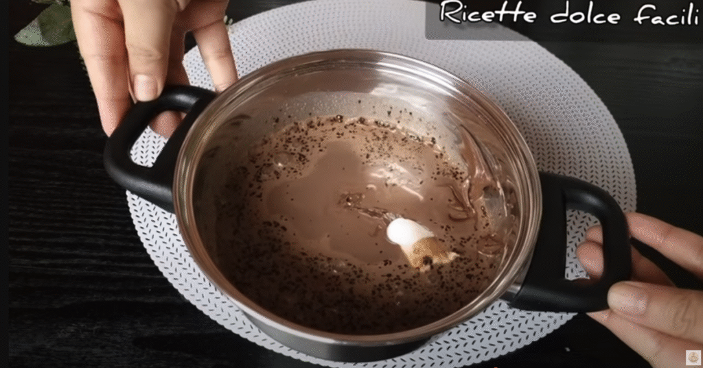 Lehoučký dort s hebkým Nutellovo-kávovým krémem a bohatou čokoládovou ozdobou