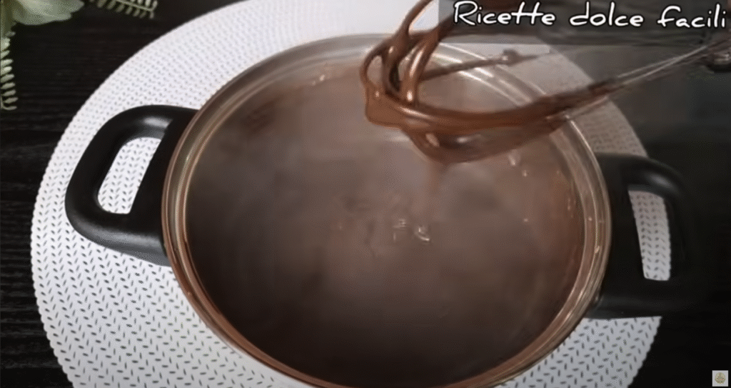 Lehoučký dort s hebkým Nutellovo-kávovým krémem a bohatou čokoládovou ozdobou