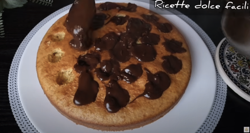 Lehoučký dort s hebkým Nutellovo-kávovým krémem a bohatou čokoládovou ozdobou