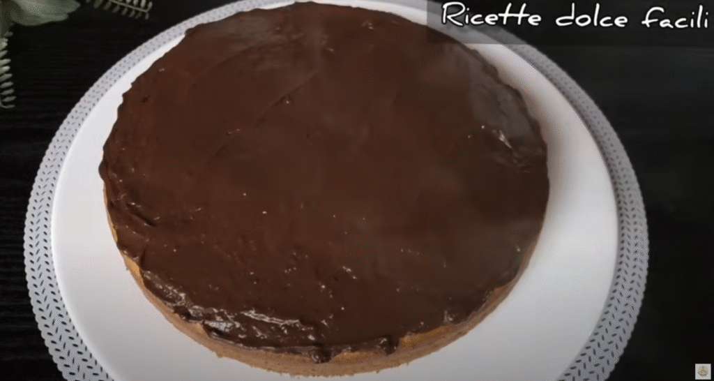 Lehoučký dort s hebkým Nutellovo-kávovým krémem a bohatou čokoládovou ozdobou